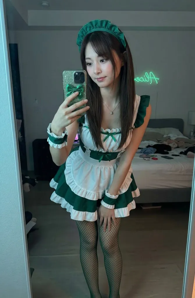 Profile / Avatar - Tzuyu Maid Cosplay Mirror Selfie
