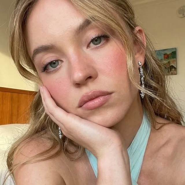 Profile / Avatar - Ultra Photorealistic Selfie Prompt for Sydney Sweeney