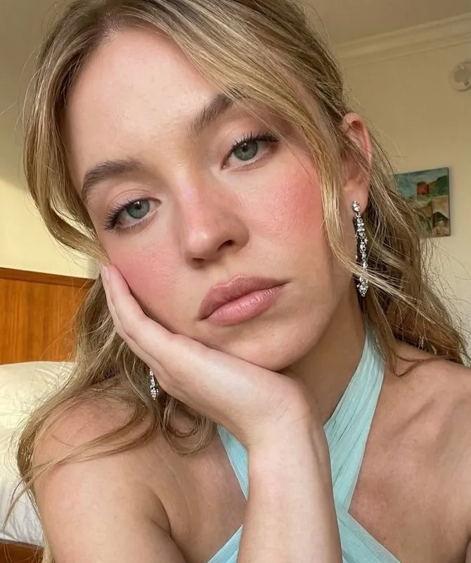 Profile / Avatar - Ultra Photorealistic Selfie Prompt for Sydney Sweeney